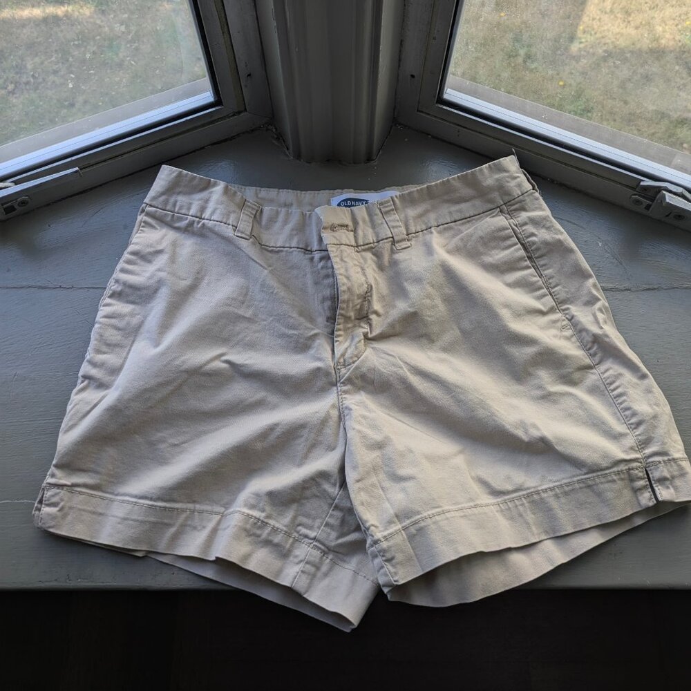 Old Navy Khaki Everyday Short Size 2